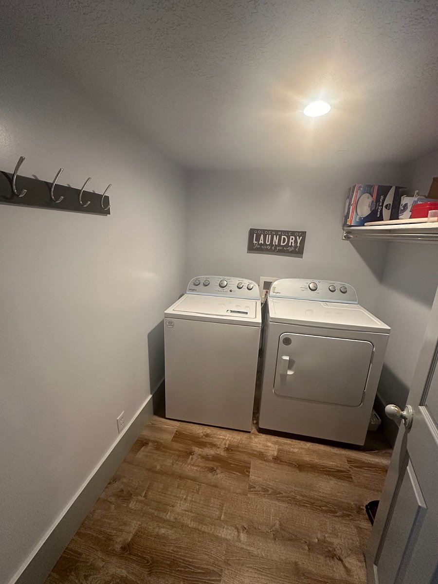 Bottom Unit: Laundry room