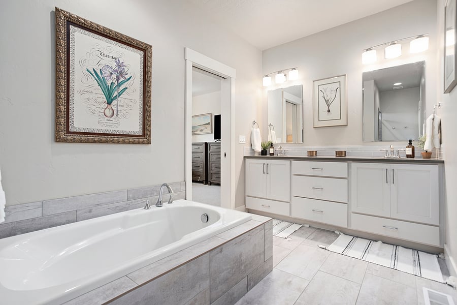 Large Soaker Tub in Master