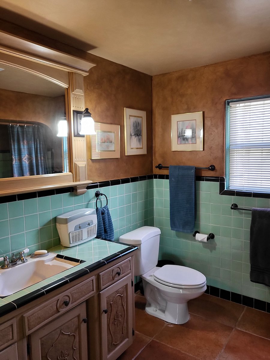 Hall bathroom 2