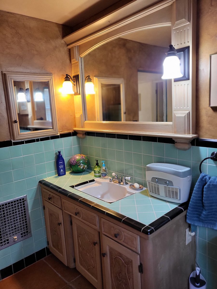 Hall bathroom 1