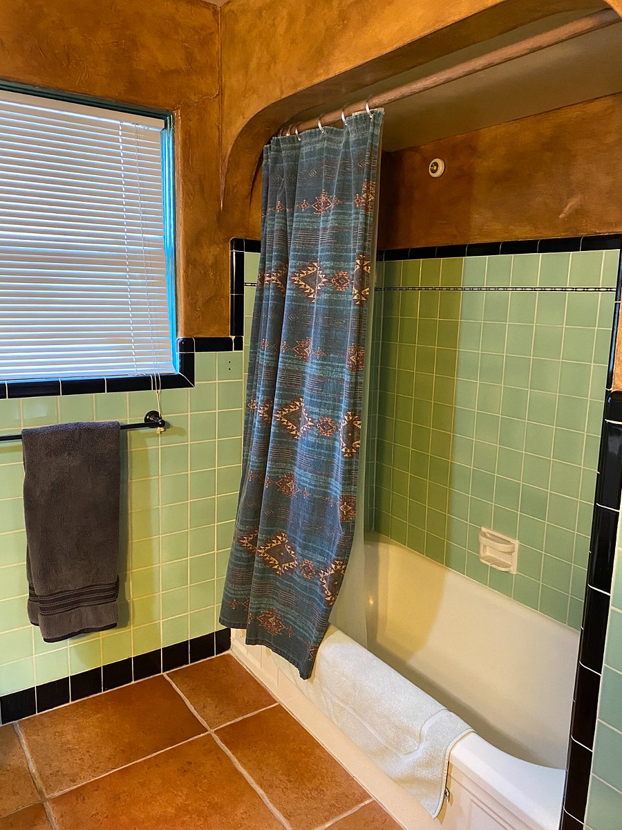Hall bathroom with tub/shower