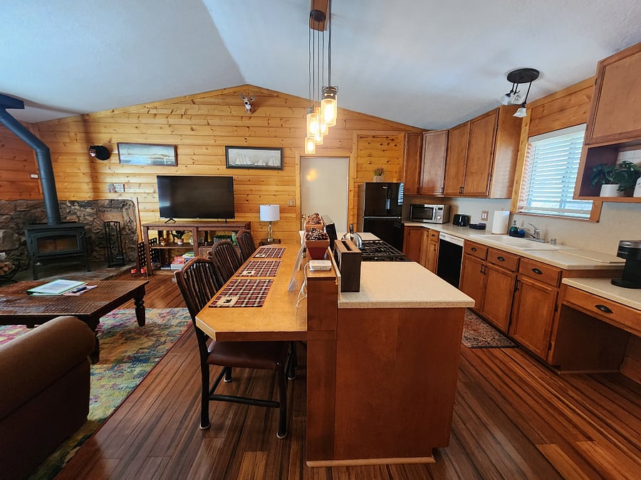 Our counter is perfect for dining, reading, socializing, or planning your next Big Bear Lake adventure. With plenty of outlets, USB ports, and comfortable seating, its a versatile space for both work and play. 