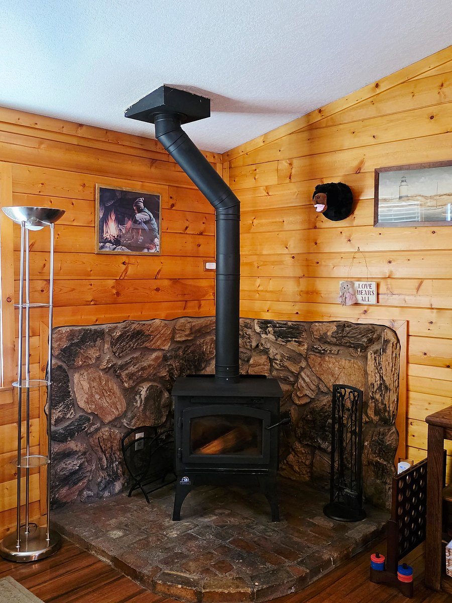 The classic wood-burning stove adds a cozy, crackling touch to your stay. A beloved feature in Big Bear cabins, it fills the room with warmth, comfort, and charming ambiance. 