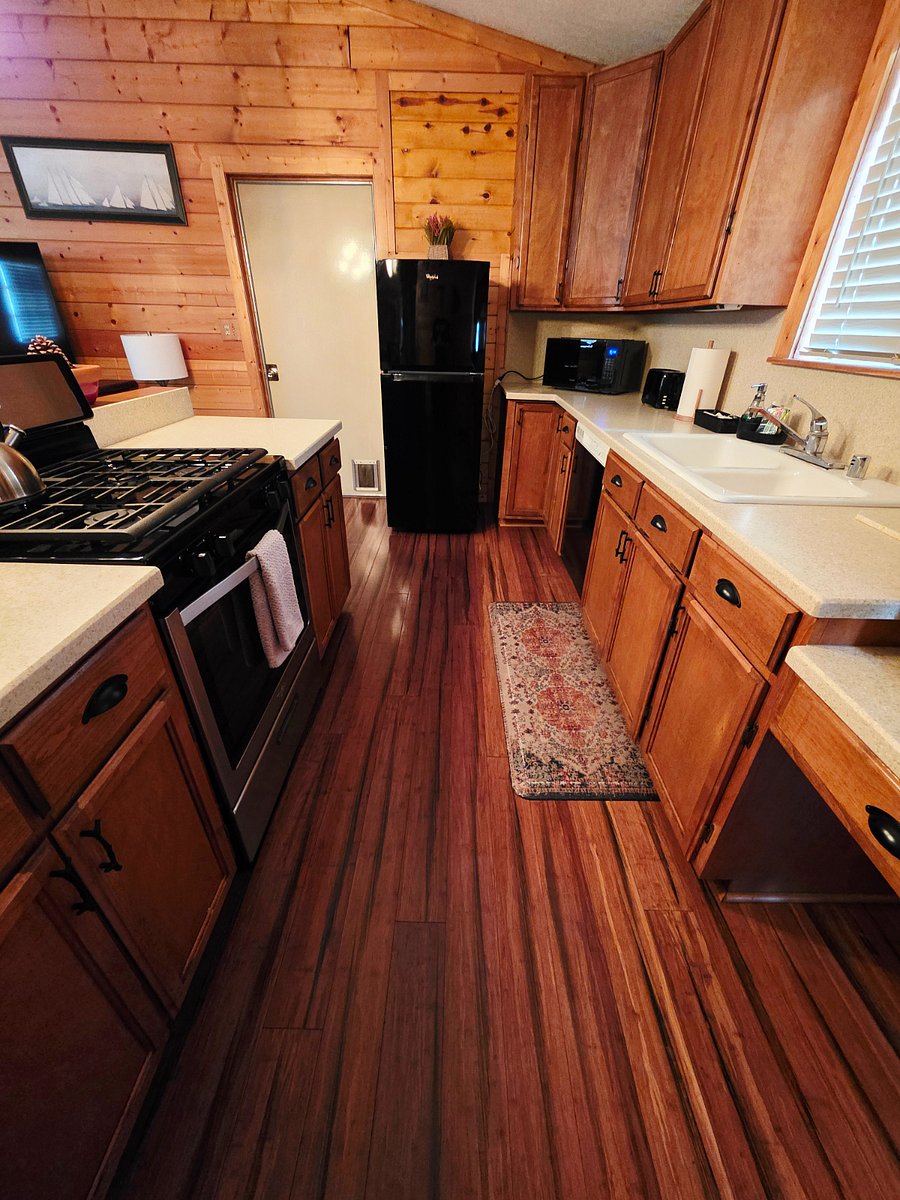 Our kitchen galley is extra spaciousno bumping elbows here! A rare find for cabins this size in Big Bear Lake, it offers plenty of room to cook, chat, and enjoy time together. 