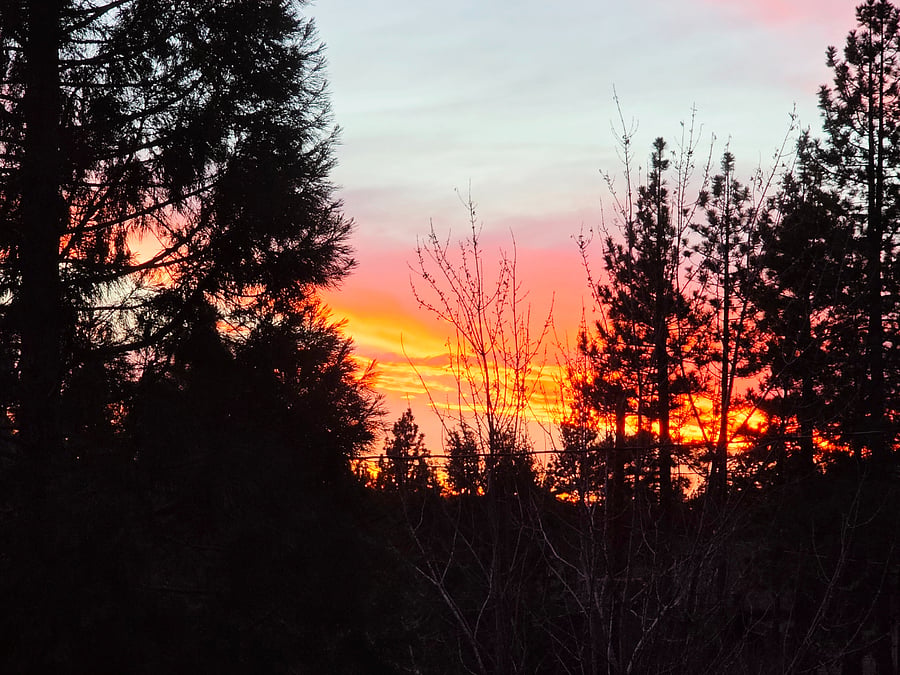 Another breathtaking sunset view at Big Bear Lake. Everywhere you look, the scenery is unforgettable, from glowing skies to the lake perfectly reflecting the colors. Its the perfect spot to unwind and enjoy quality time with family and friends. 