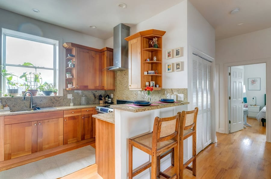 Full Kitchen with two barstools