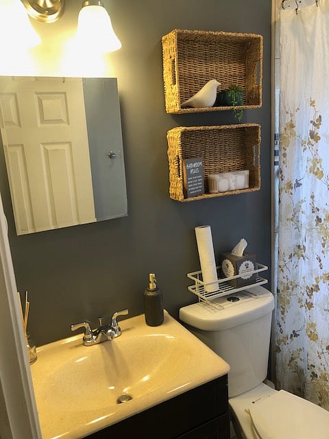 The bathroom is easily accessible, right outside the room doors.  It is a shared bath and I ask that you keep it clean and tidy.  Cleaning products are provided.T