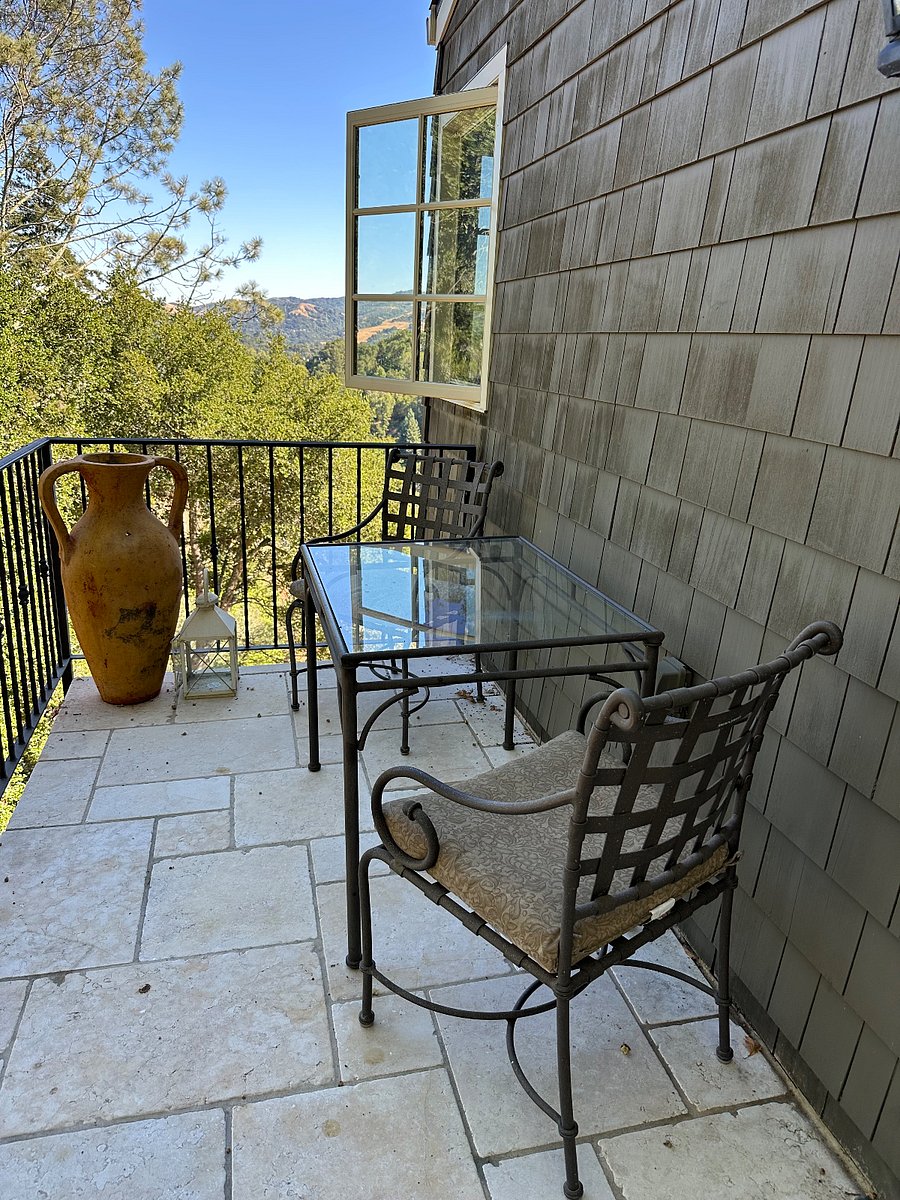 Upper patio off kitchen door. A great breakfast, lunch, or dinner spot!. Brown Jordan patio furniture.