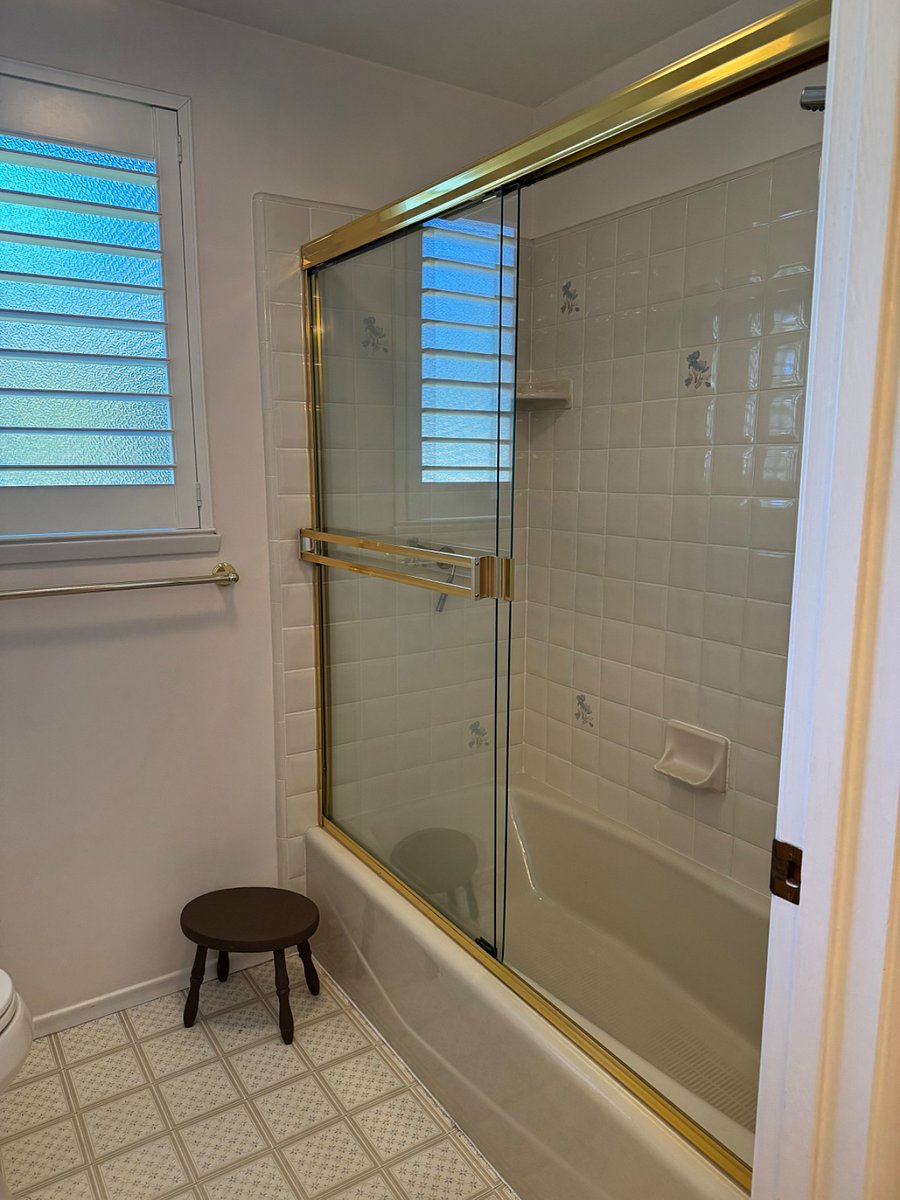 Shower w the bathtub.