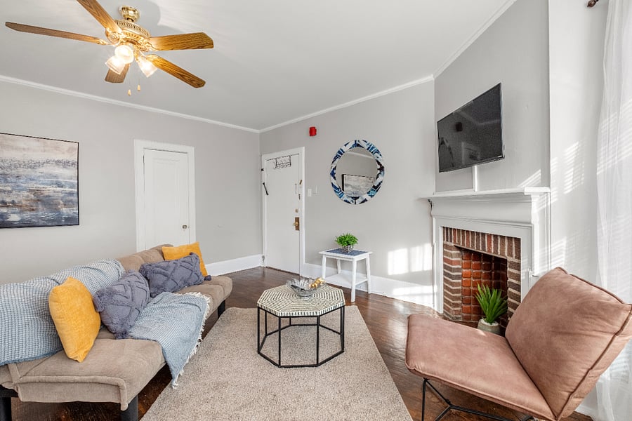 An inviting living room flooded with light and open space, ideal for relaxing and entertaining.