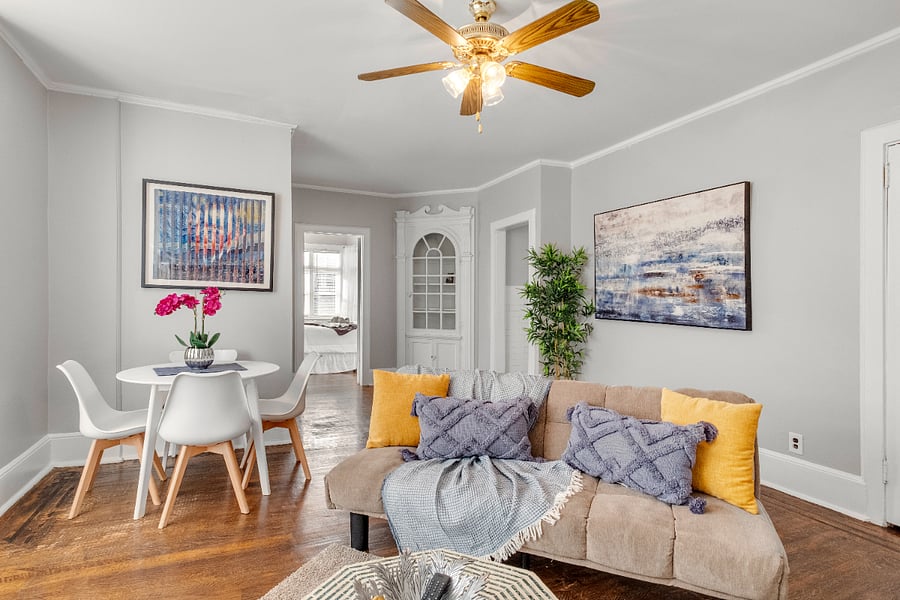 An inviting living room flooded with light and open space, ideal for relaxing and entertaining.