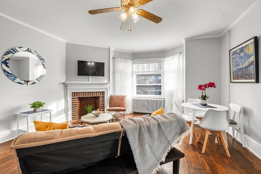 An inviting living room flooded with light and open space, ideal for relaxing and entertaining.