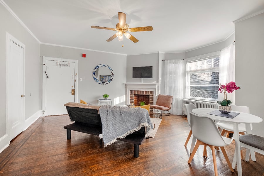 An inviting living room flooded with light and open space, ideal for relaxing and entertaining.
