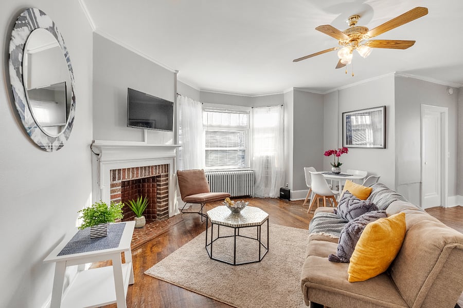 An inviting living room flooded with light and open space, ideal for relaxing and entertaining.
