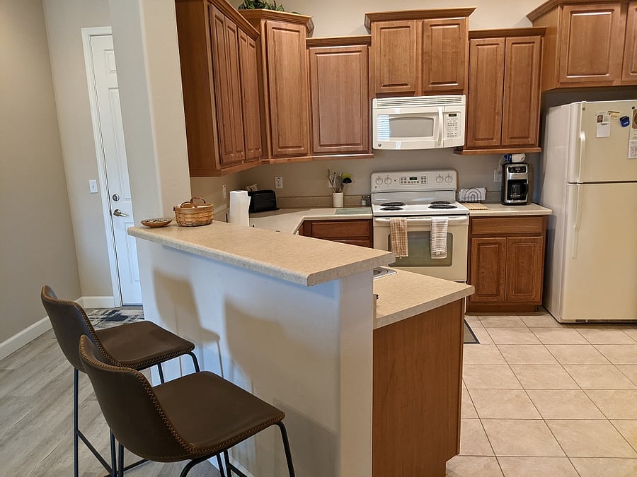 Kitchen with breakfast bar