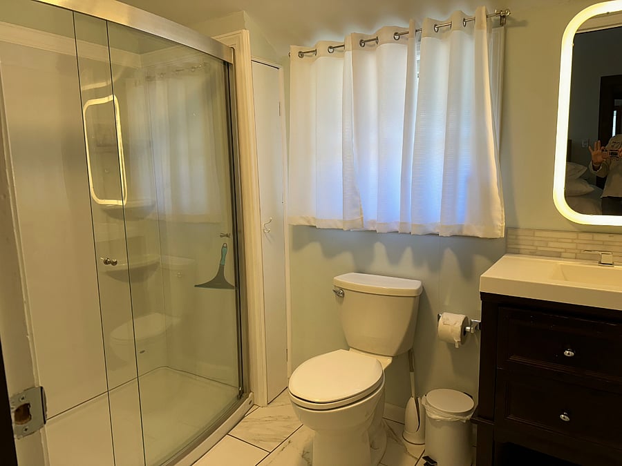 Full bath en-suite to bedroom 2