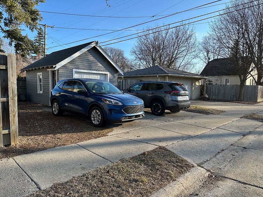 3 across parking spaces. 2 spaces for the lower apartment and 1 space for the upper apartment
