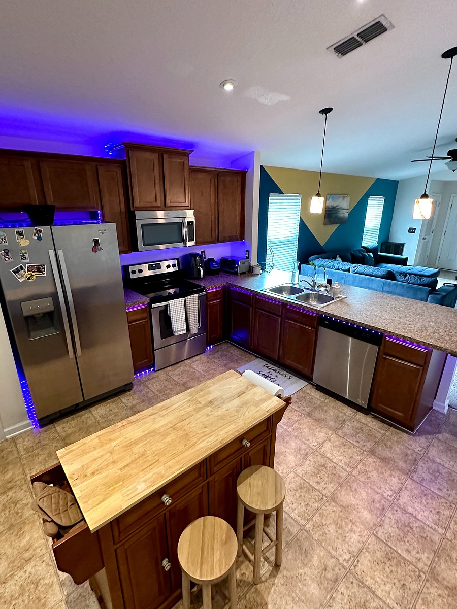 Full Kitchen with Island
