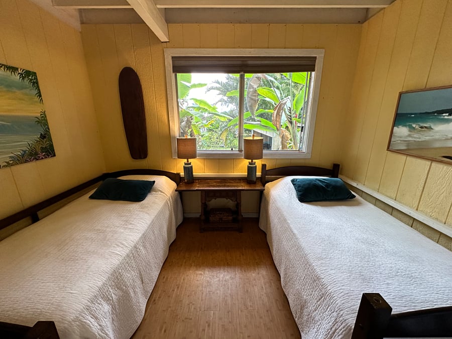 Second bedroom with two twin beds