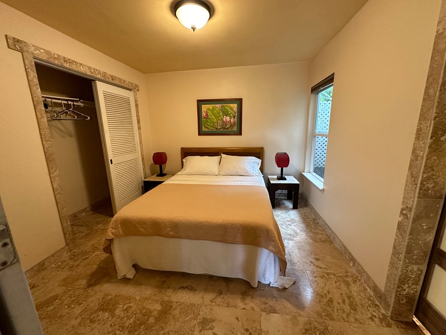 Bedroom with queen size bed