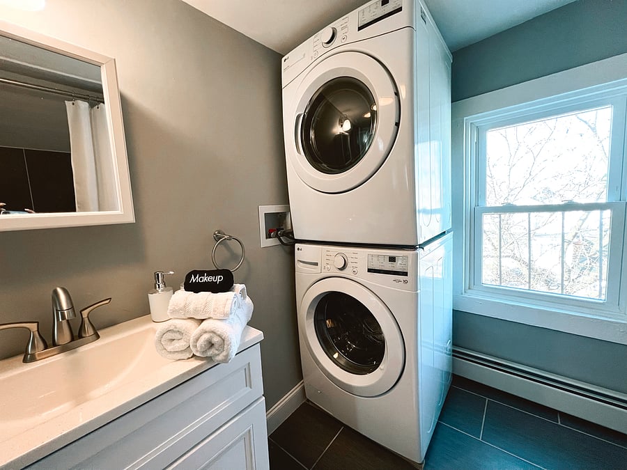 Bathroom 2 Washer & Dryer 