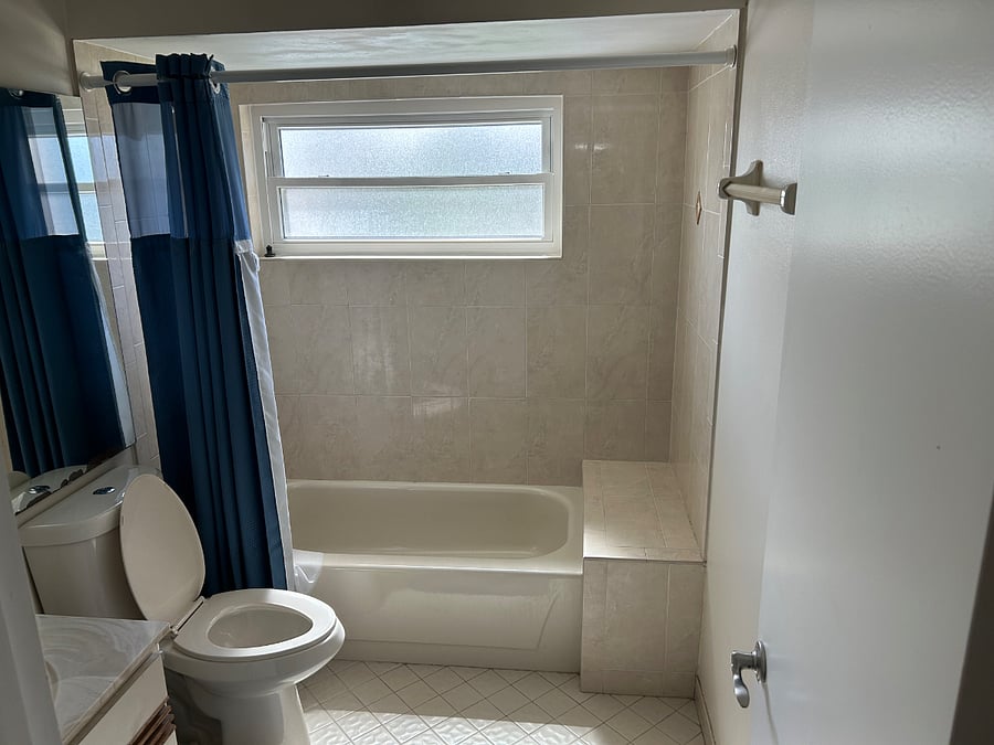 2nd bathroom with tub.