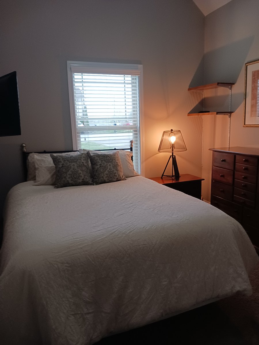 Queen bedroom