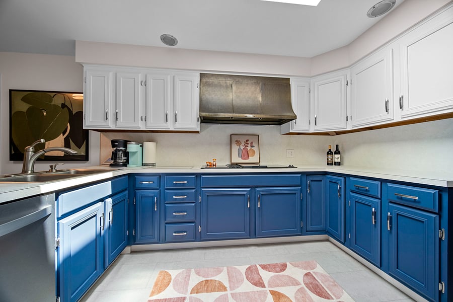 Fully equipped kitchen with Electric Stove Top Range, full size Fridge/Freezer with ice maker and microwave