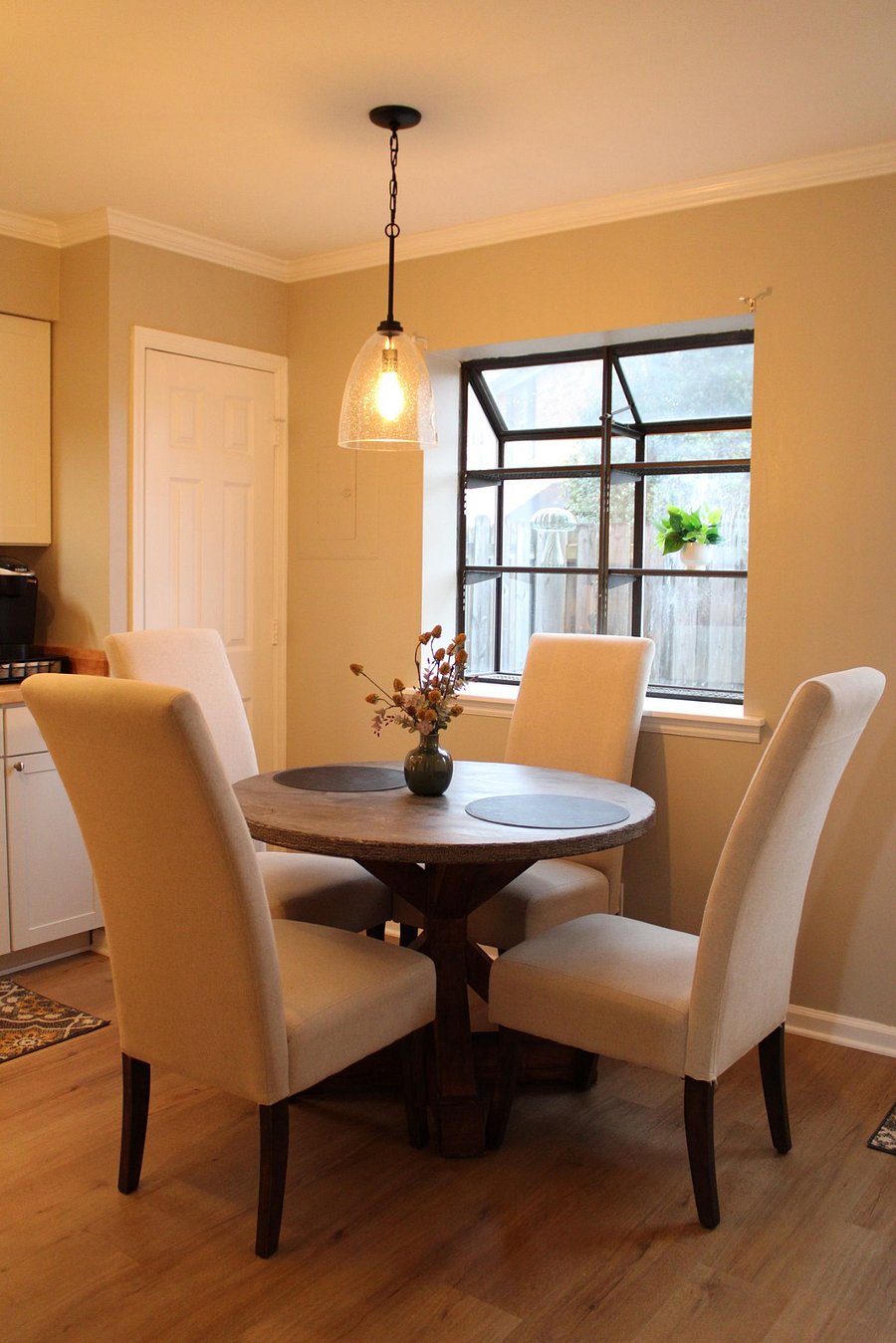 Eat-in kitchen