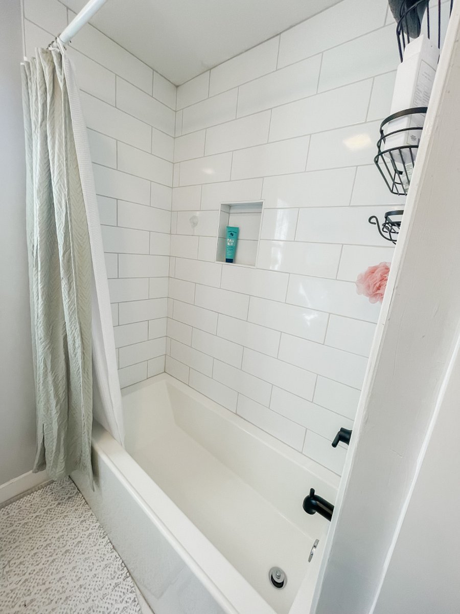 Clean shower tub with great water pressure and heat. 