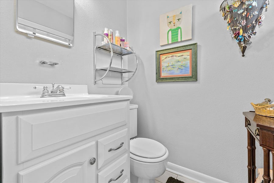 1/2 bath off the primary bedroom