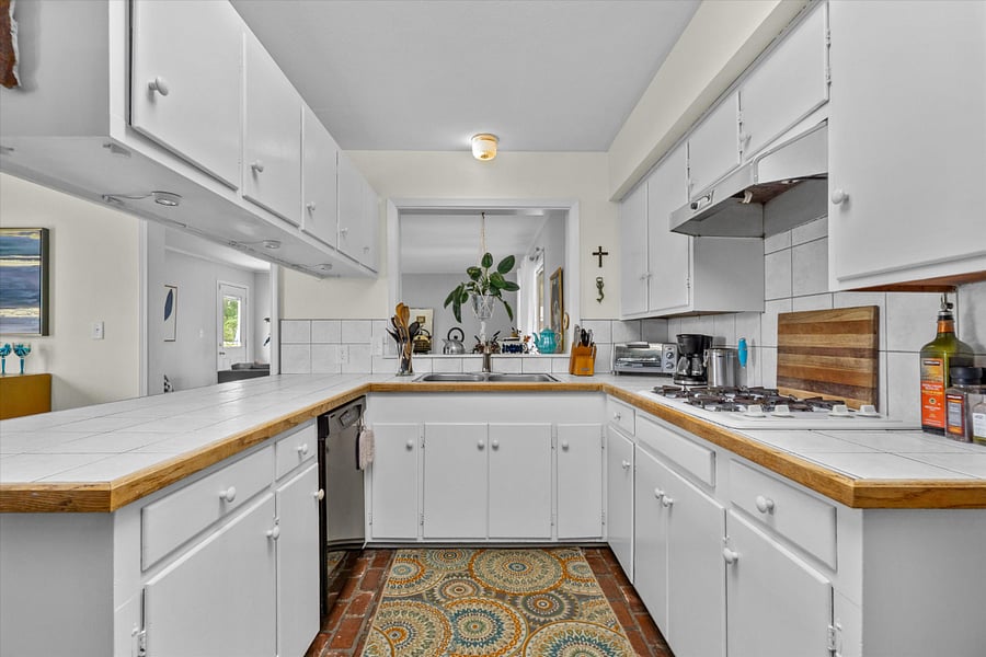 Fully equipped kitchen with gas cook top, oven, microwave and more!