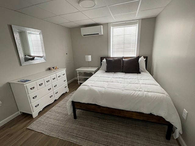 Queen bed; private bedroom