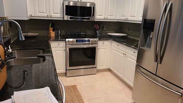 Full kitchen with all appliances.