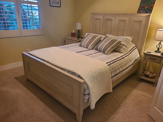 Guest room with Queen bed and television