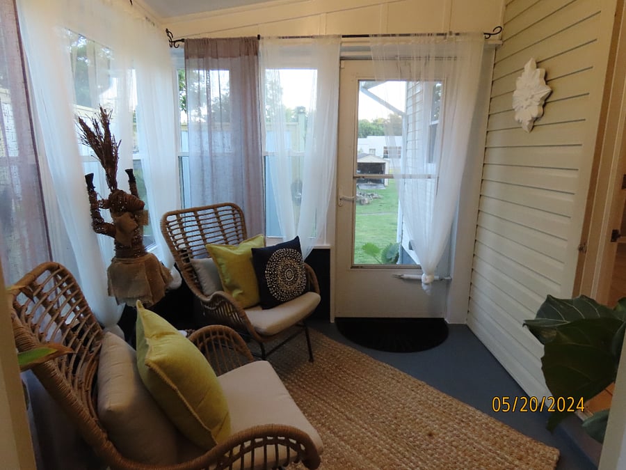 Sunroom w/ Outside Entrance