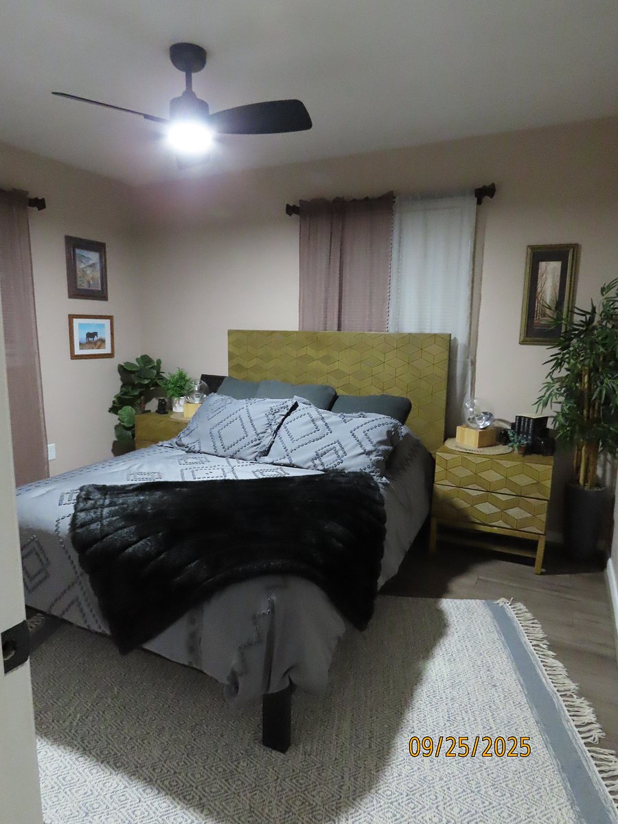 Bedroom 2
Queen Bed