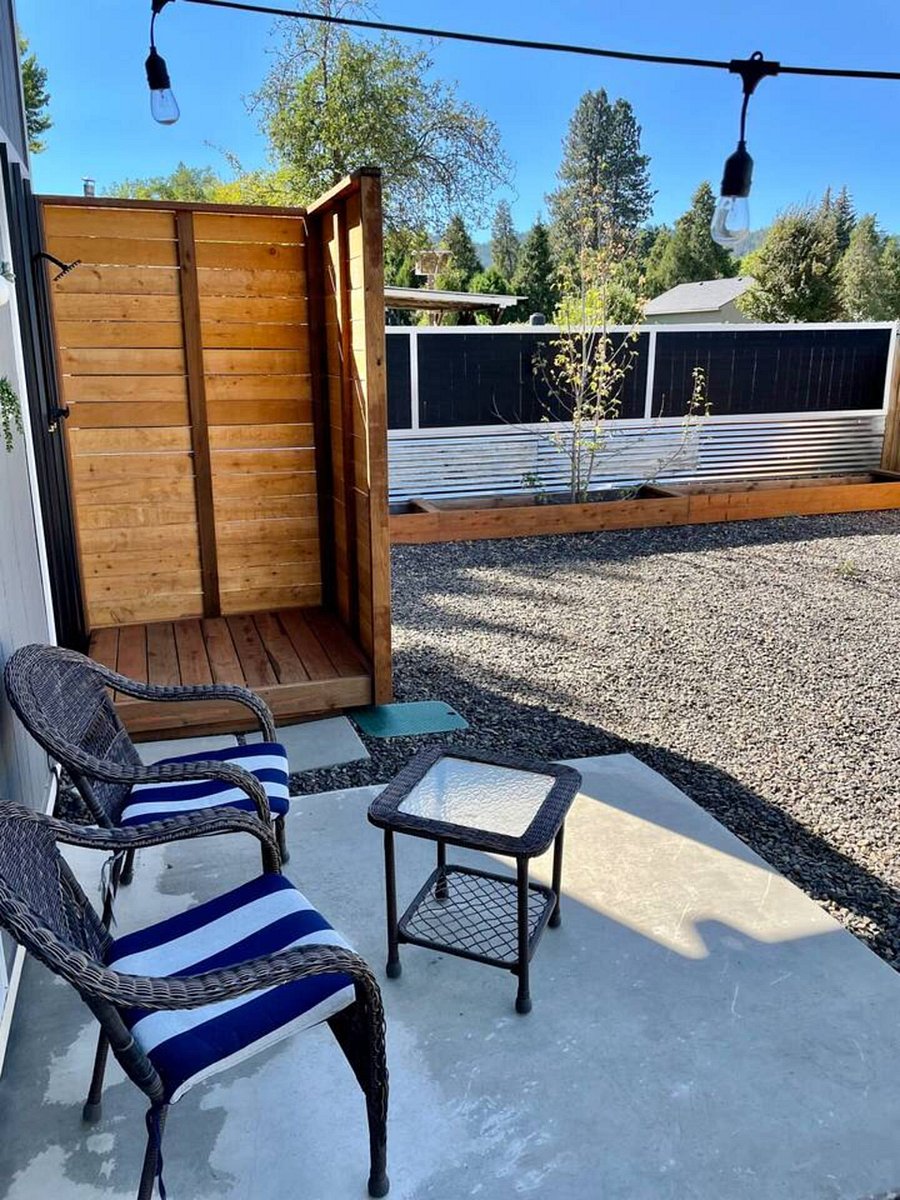 Outdoor Private backyard and shower - fully fenced