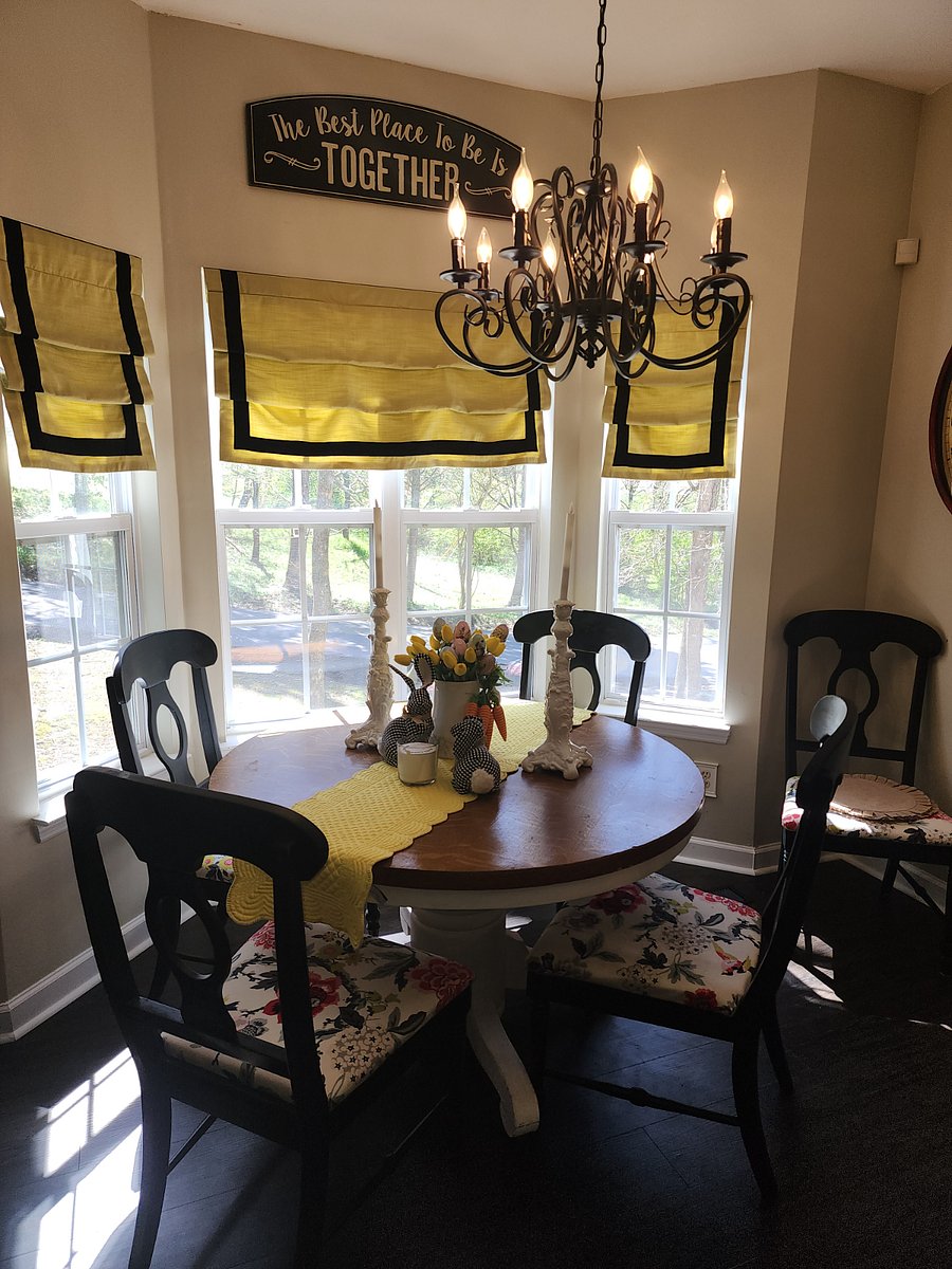 Lovely Eat in Kitchen w/ Seating for 5, beautiful bay window