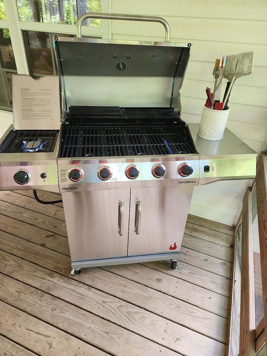 Extra large grill with lit nobs for nighttime grilling; includes side burner