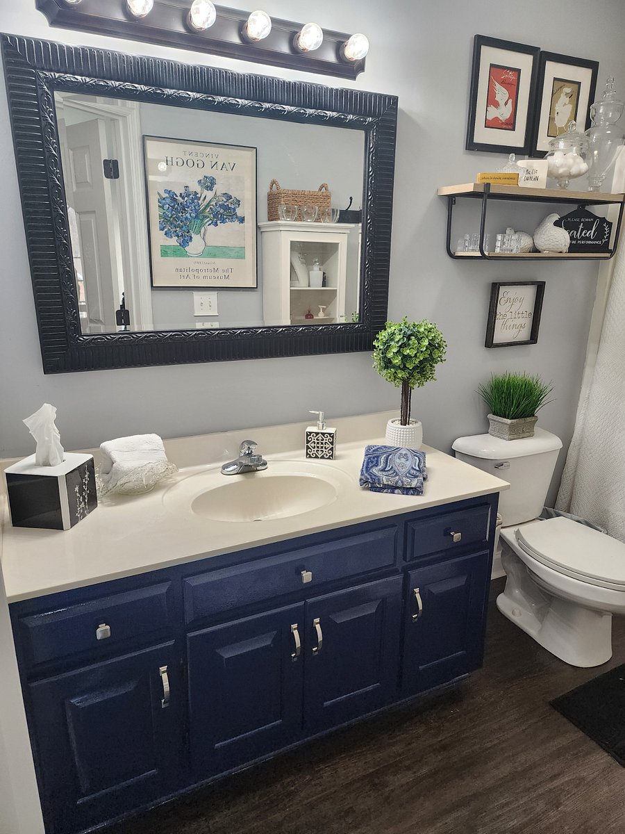 2nd bathroom vanity, lots of storage