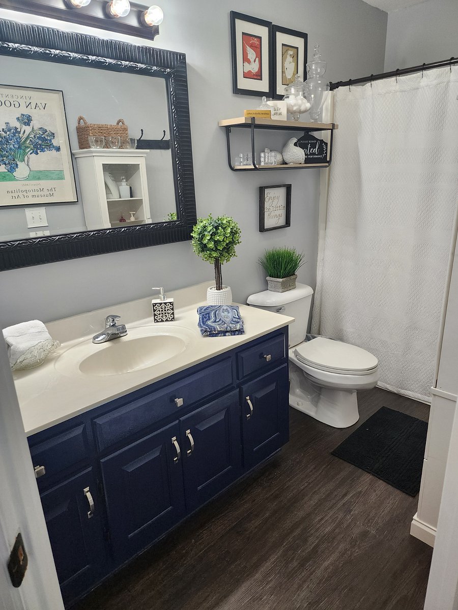 2nd bathroom with shower/tub