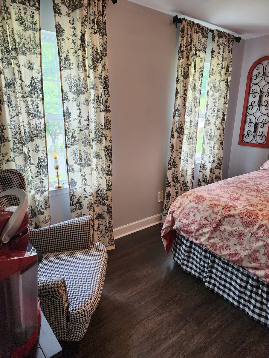 2nd bedroom with Queen sized bed and lots of lighting