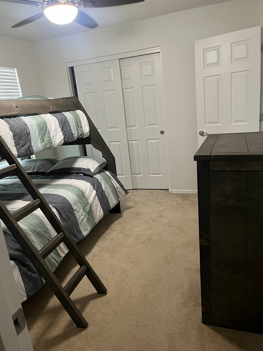 bedroom #4 - bunk beds (full on bottom and twin on top)