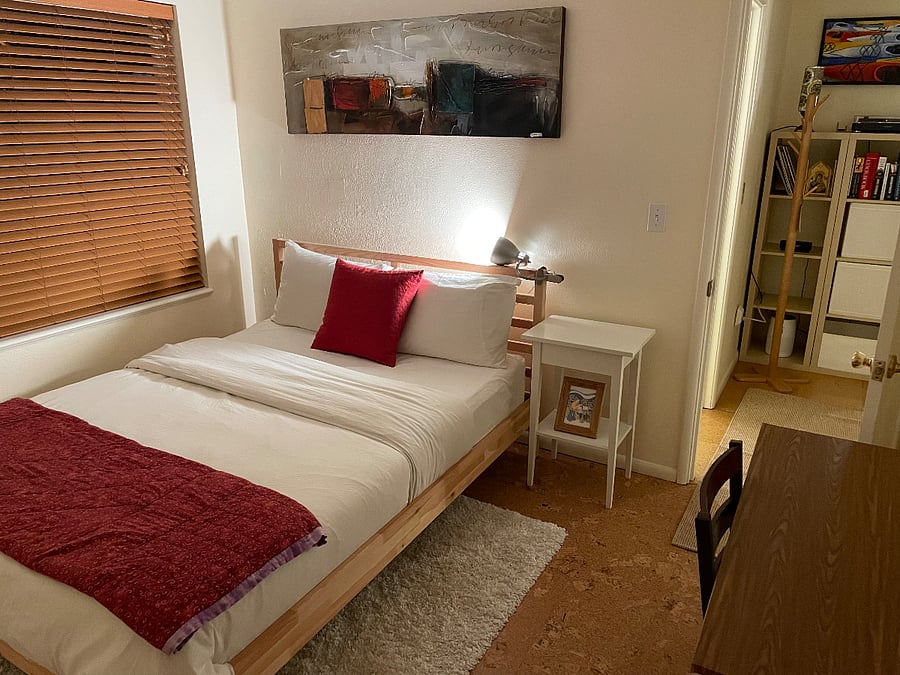 Bedroom #2 - Queen Bed and personal desk, Wifi (personal closet)