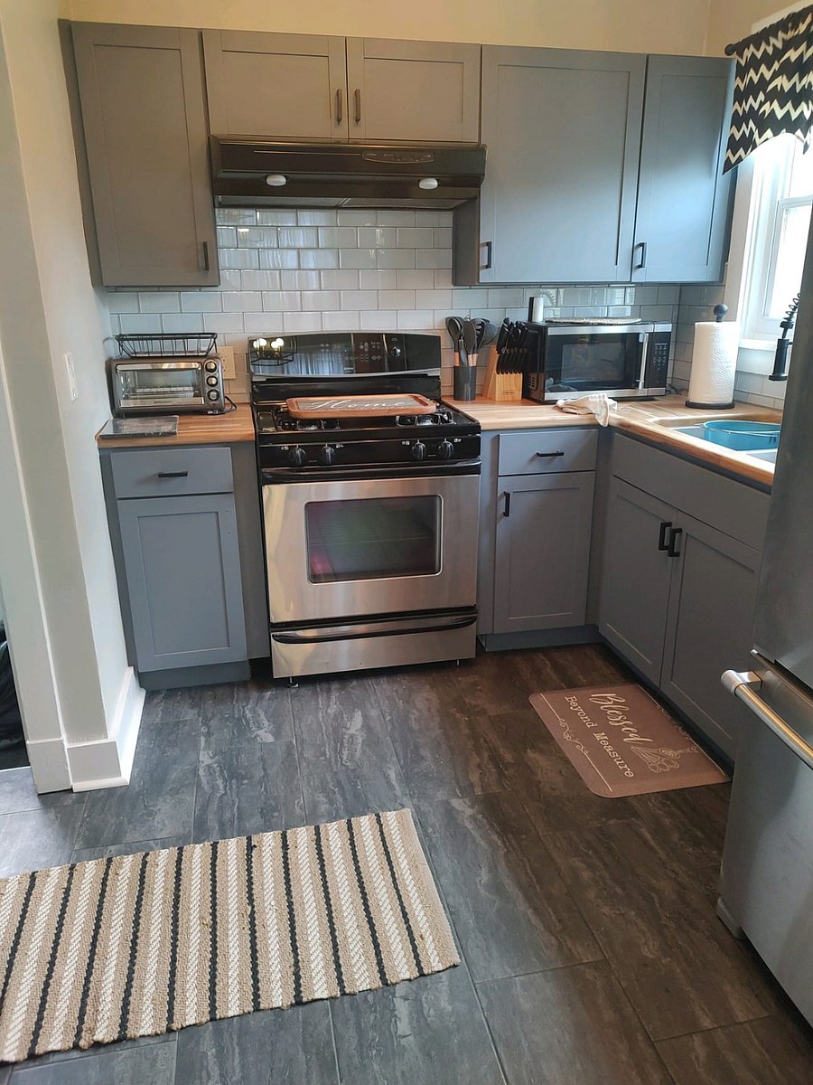 Full kitchen, with complimentary coffee/ Tea station, powdered cream supplied, however nearby Shop and Save ( grocery store) has a preferred perishable selection of flavored creams available.