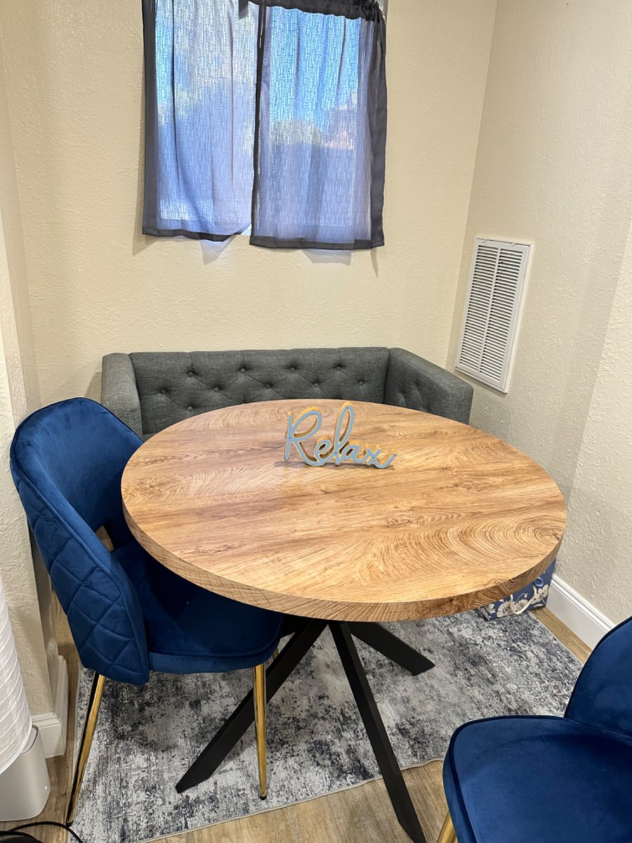 Dining or working table
Dining Table. Eat /work space with chairs 4 chairs.
