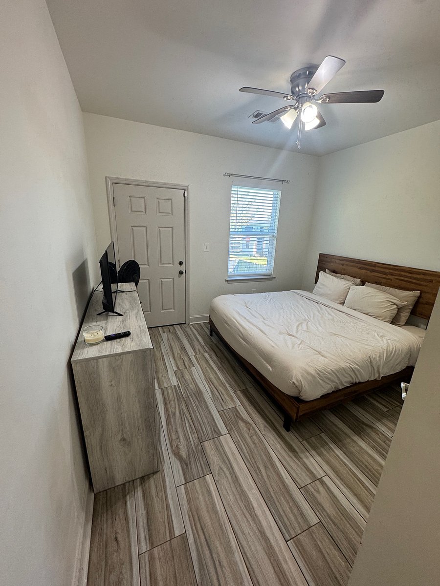 Master Bedroom
King Size Bed
Dresser
Smart TV