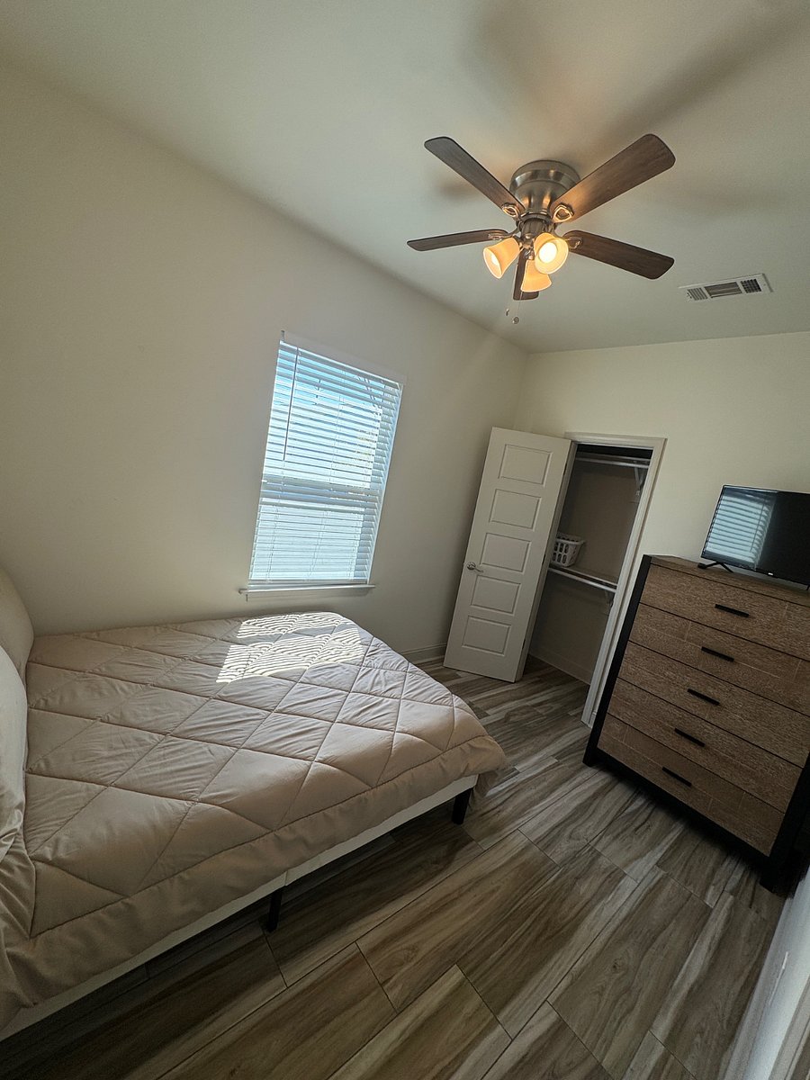Bedroom # 2
Full Size Bed
Dresser
Smart TV
Closet