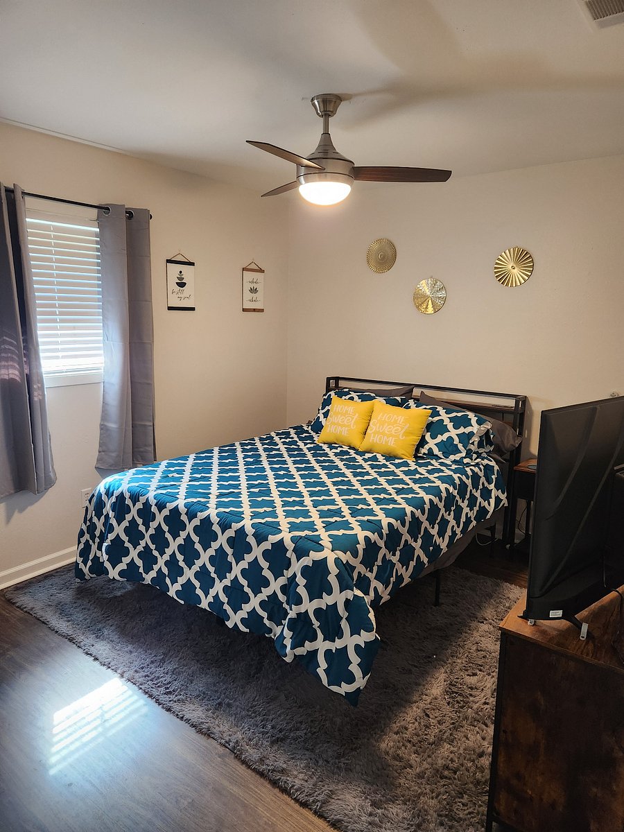 Bedroom2: queen bed, dresser & large closet. 43" smart tv. Spare bedding provided.
